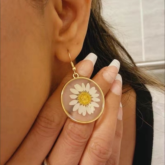 Pressed Floral Daisy Dangle Drop Gold Boho Dried Flower Resin Earrings Nwt - Picture 5 of 6